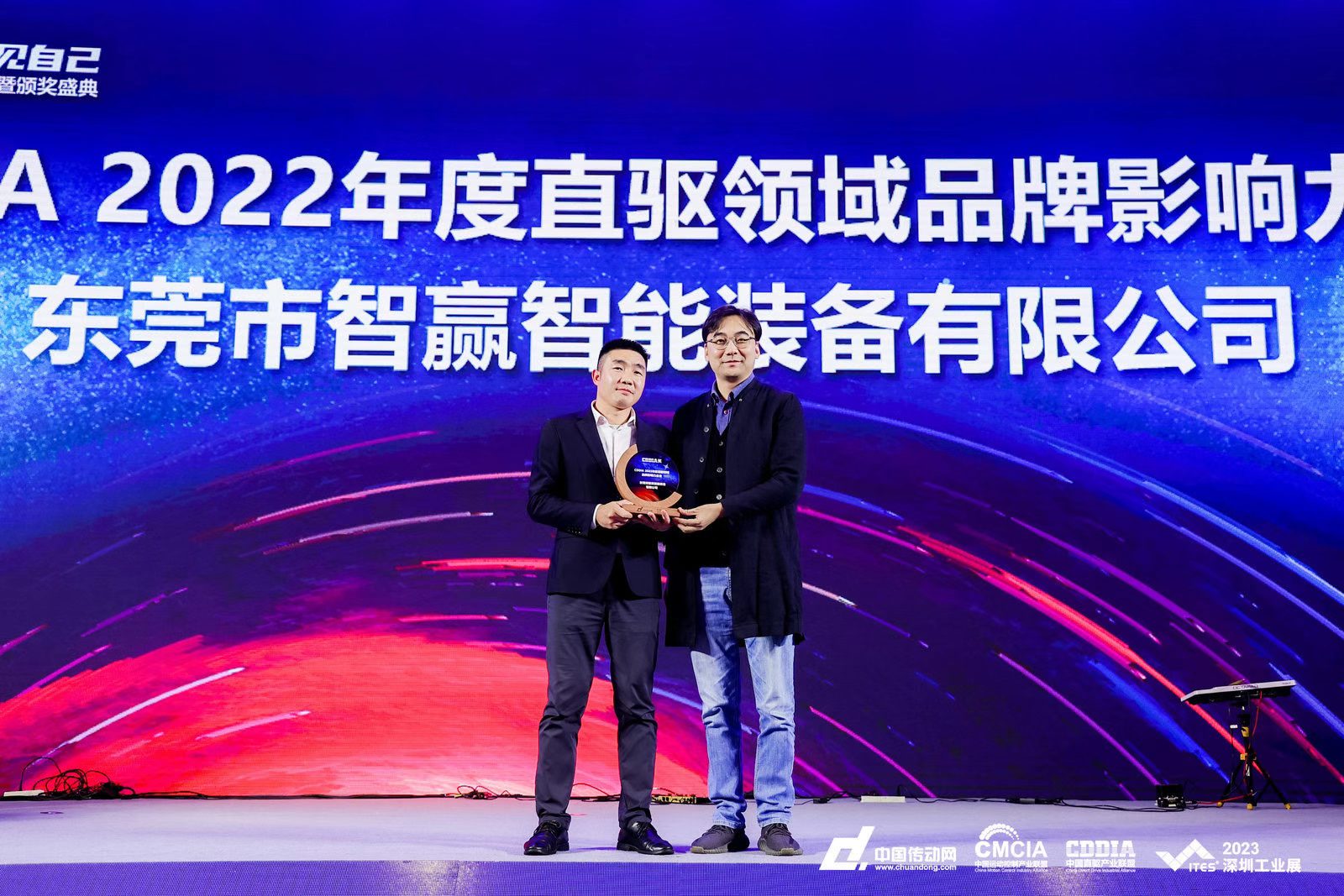 直驅(qū)領(lǐng)獎2.jpg 直驅(qū)領(lǐng)獎2.jpg